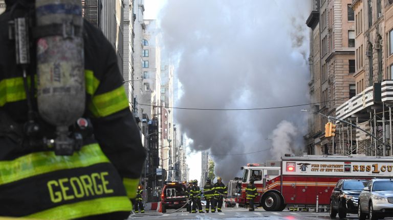 Fifth Avenue fills with smoke after steam pipe explodes: Photos 6 Smoke billows from a steam pipe explosion on Fifth Avenue in Manhattan on Thursday morning.