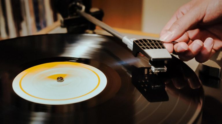 Record player. iStock pic for story on 1970s-themed bars in NYC