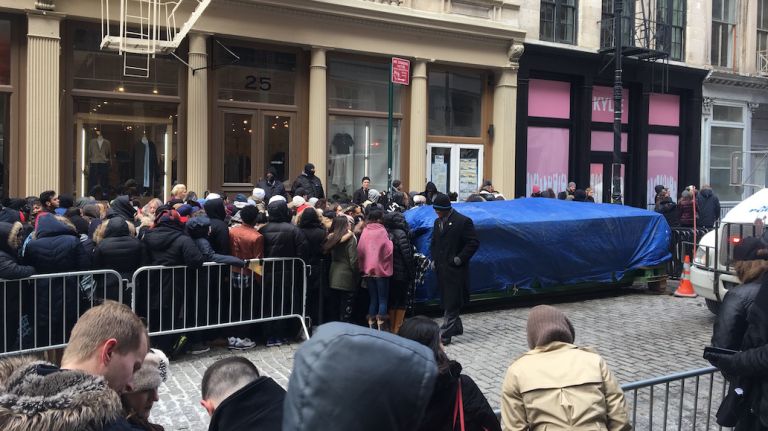 These fans have been waiting since at least early Monday morning -- that's right, many Kylie Cosmetics diehards showed up super early to get a good spot in line. 