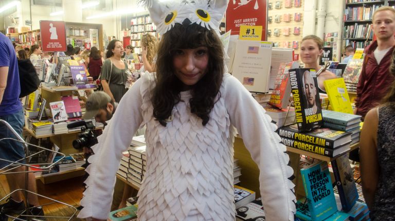 Throughout the night, Hedwig swooped over and greeted people on the first floor.