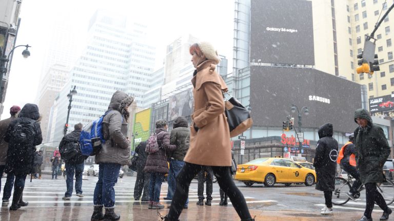 NYC weather: Light snow coats Manhattan 10 Light snowfall in midtown on Monday, Feb. 8, 2016, as New Yorkers face the low temperatures.