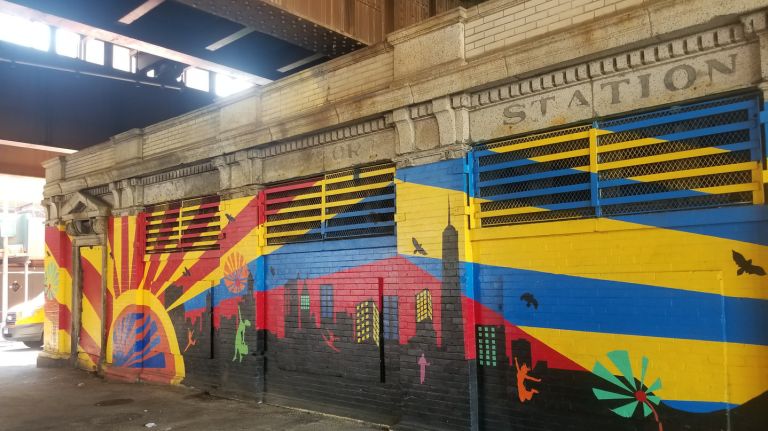 A shuttered comfort station underneath the Metro-North tracks in East Harlem should be re-opened, according to advocacy group Picture the Homeless.