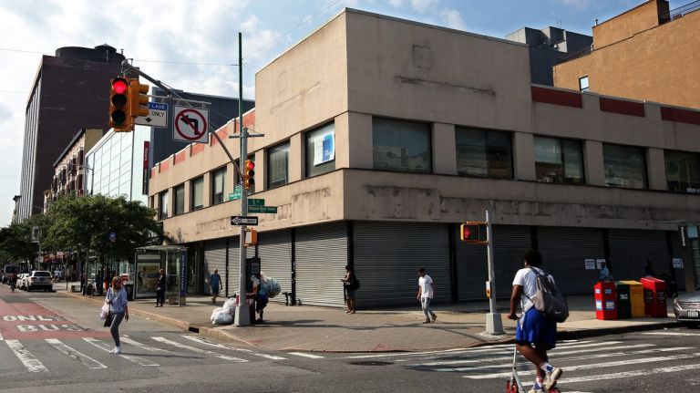 As Shake Shack heads to Harlem, local burger spots brace themselves 2 Shake Shack plans to open a Harlem outpost at Fifth Avenue and 125th Street.