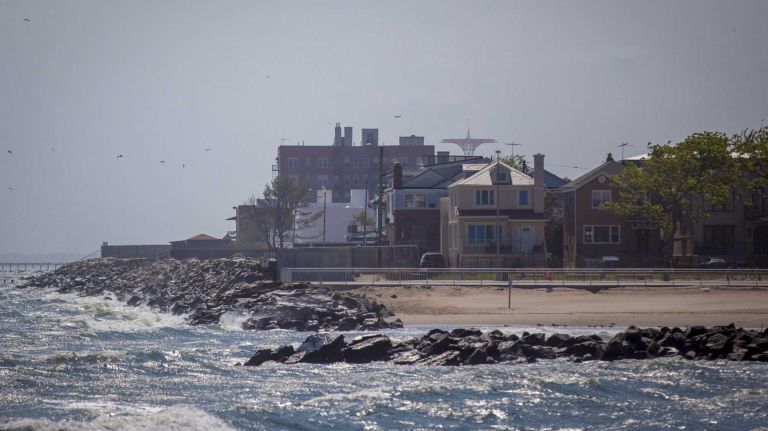 Residential area on Ocean Avenue near the shore at Manhattan Beach, on June 8, 2015. ?By Yeong-Ung Yang