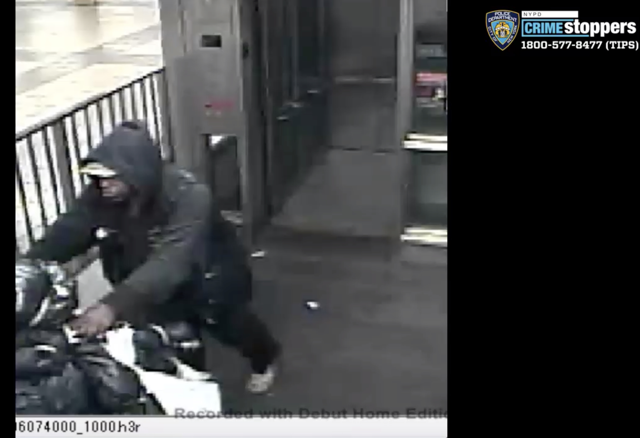 Man exposes himself to E train straphanger: cops 1