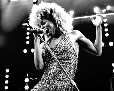 2_Adrienne-Warren-as-Tina-Turner-Photo-by-Manuel-Harlan-2018