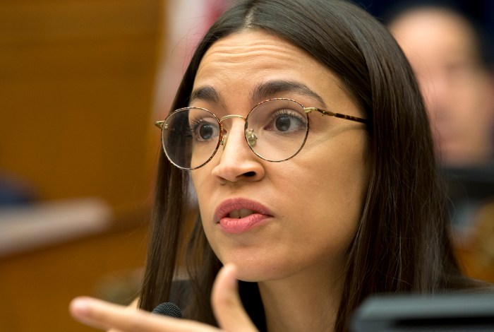 Ocasio-Cortez apologizes to Hikind for blocking him on Twitter 8
