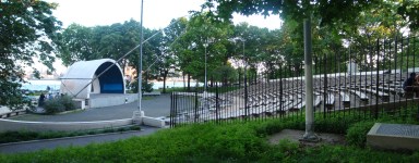 East_River_Park_Theater_-_panoramio
