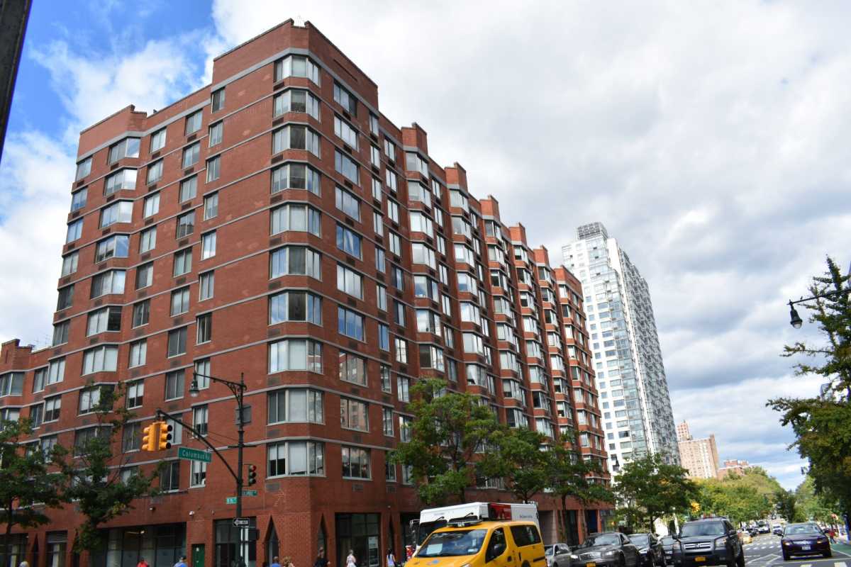 Upper-west-side-Columbus-ave-and-W-96st-Manhattan-Neighborhood-New-York