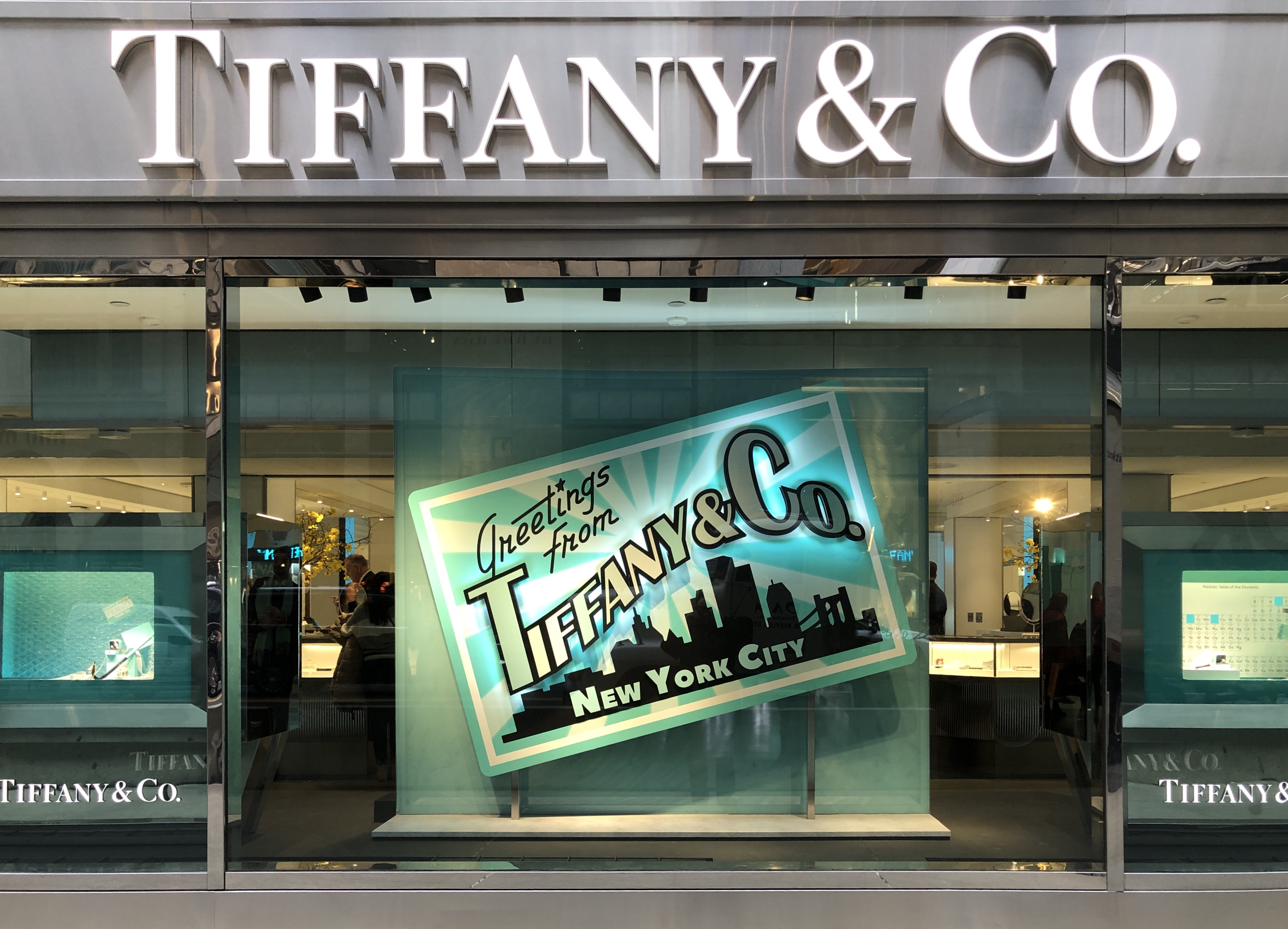 Tiffany & Co.'s N.Y.C. Flagship Is Now Topped by a Glass 'Jewelry Box' –  Robb Report