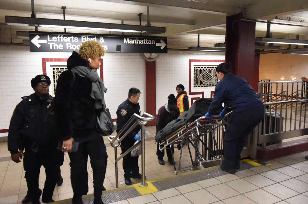 Man dies after he jumps in front of train in Brooklyn Police amNewYork