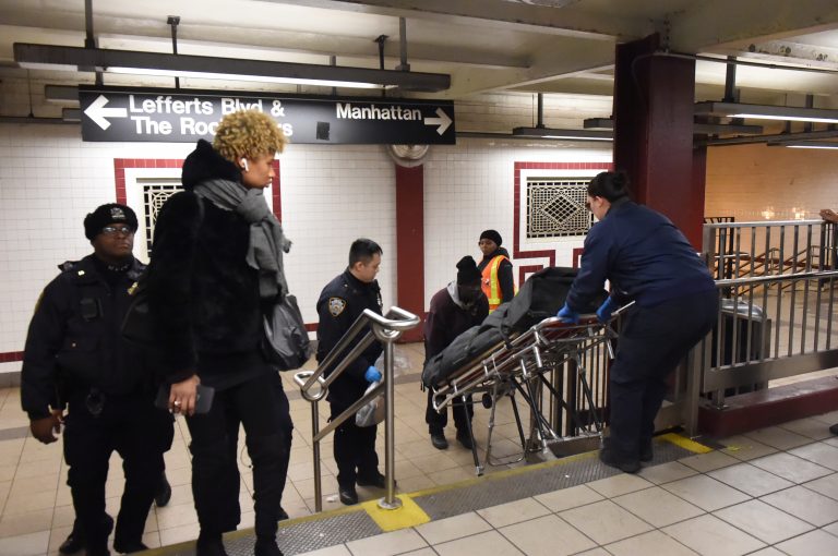 Man dies after he jumps in front of train in Brooklyn Police amNewYork