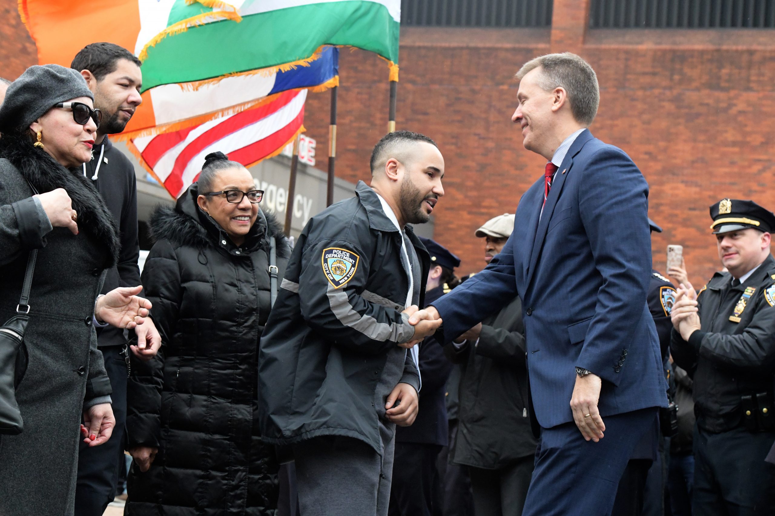 Wounded police lieutenant walks out of Bronx's Lincoln Hospital to cheers 3