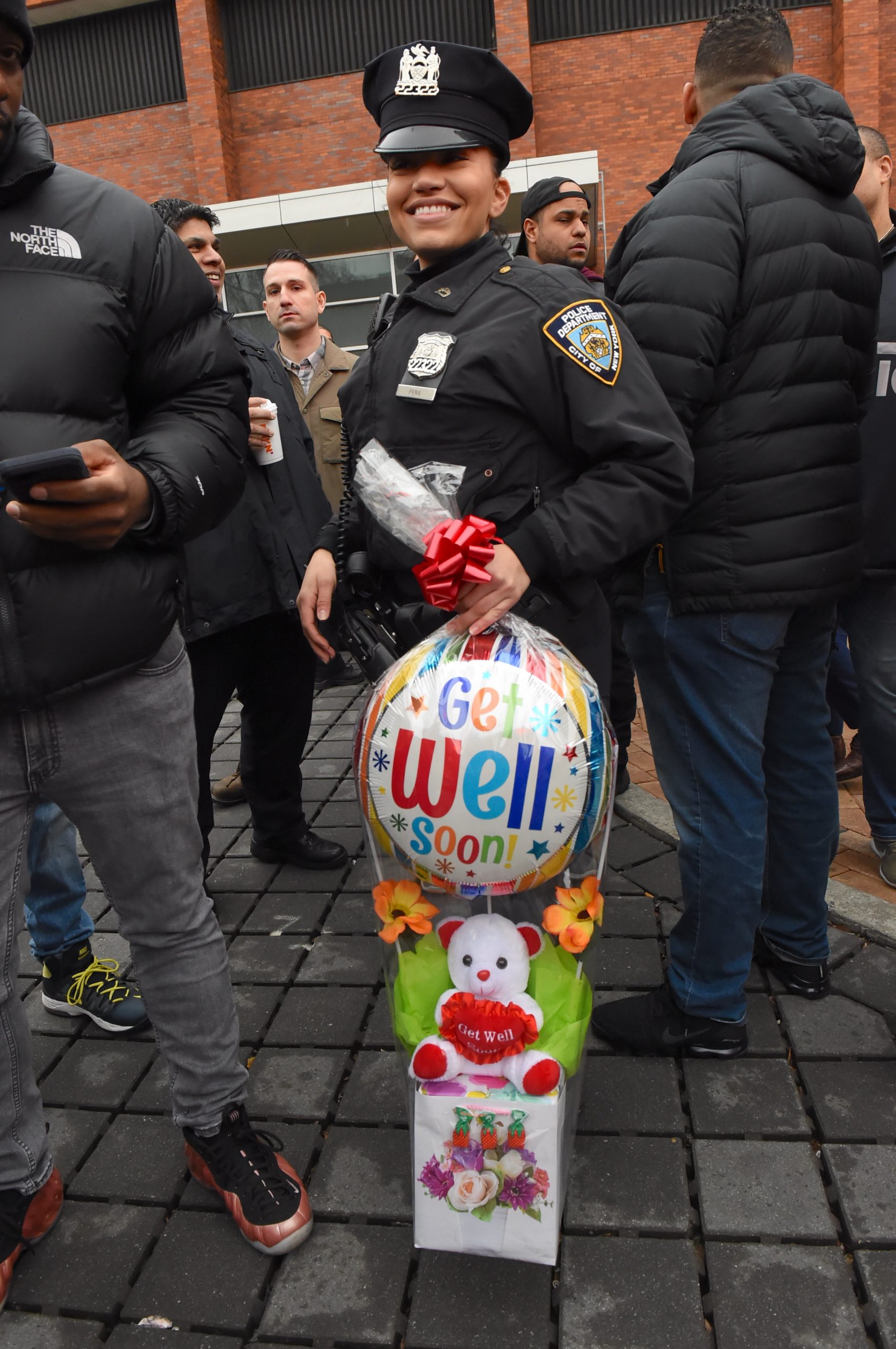 Wounded police lieutenant walks out of Bronx's Lincoln Hospital to cheers 2