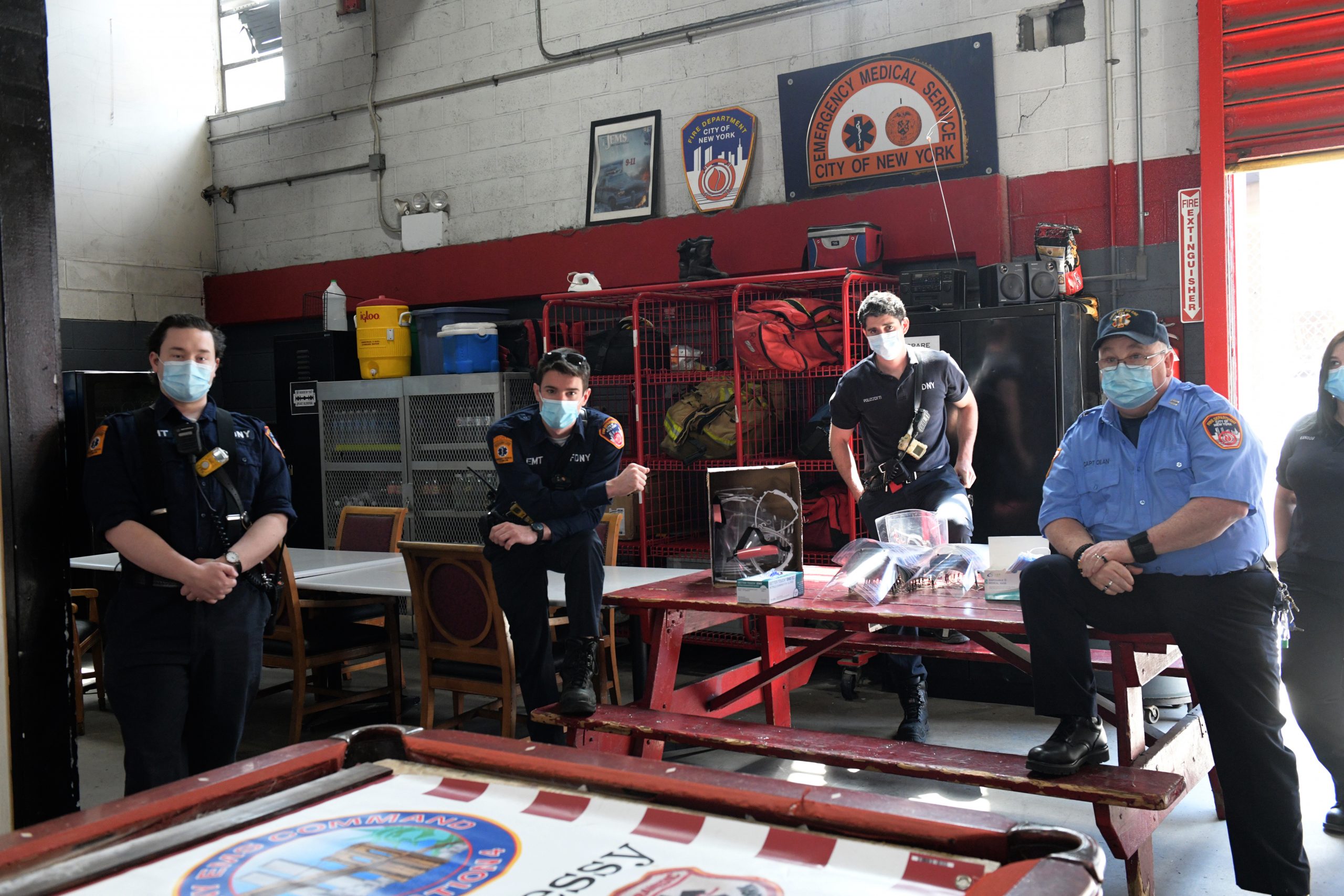 Now that's service! Mayor, FDNY Commissioner deliver food to Manhattan EMS crews 2