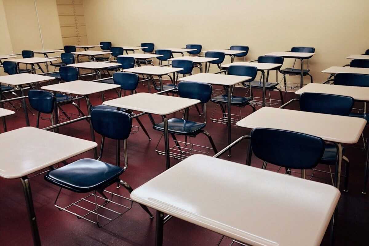 chairs-classroom-college-desks-289740-1200×800