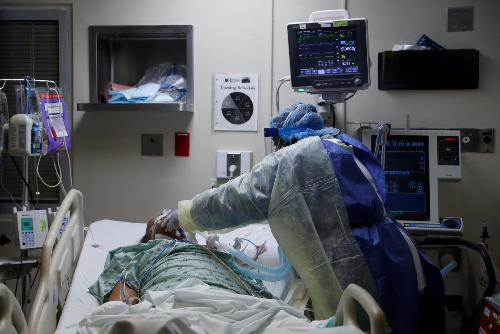 FILE PHOTO: Outbreak of the coronavirus disease (COVID-19) in Chicago, Illinois