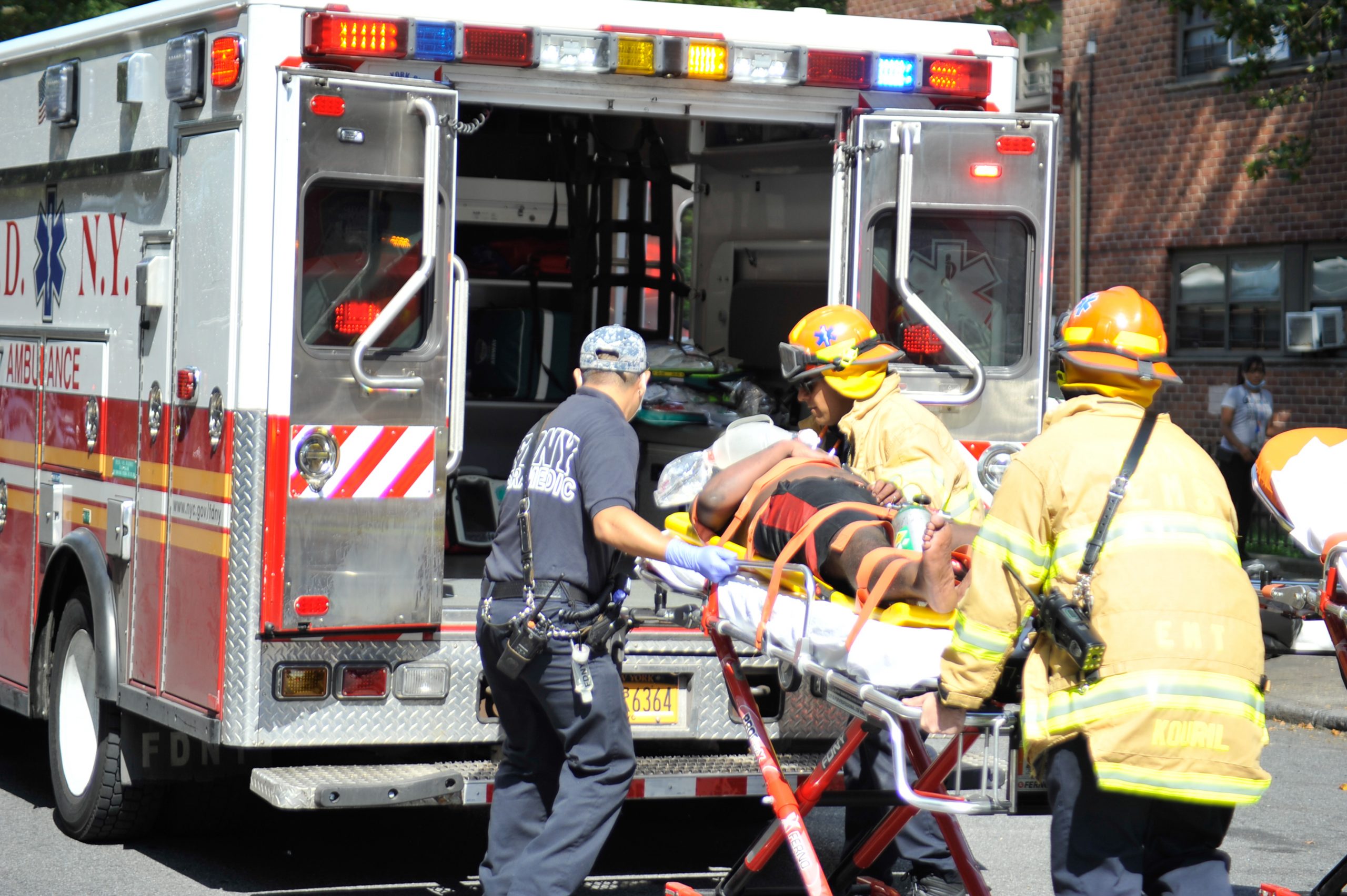 Dramatic rescue of family of 4 from burning Brooklyn apartment 2