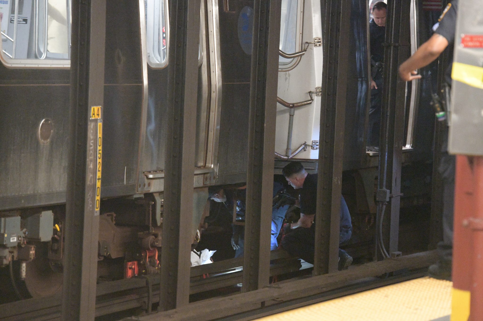 Woman dies of injuries after jumping in front of Manhattan train