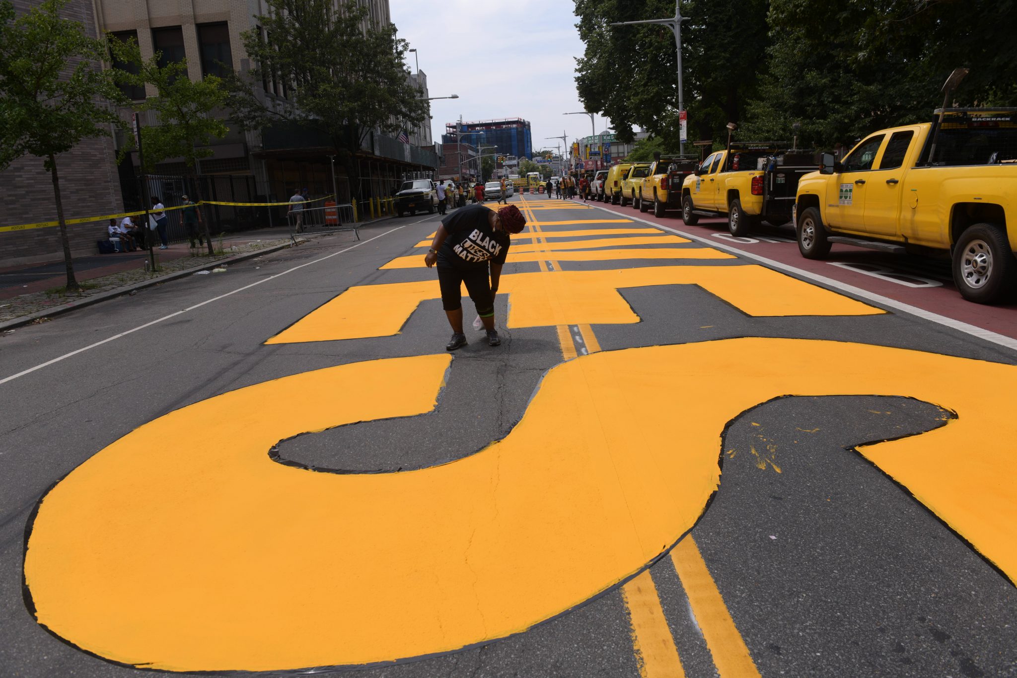 Mayor helps paint BLM mural in front of Queens family courthouse