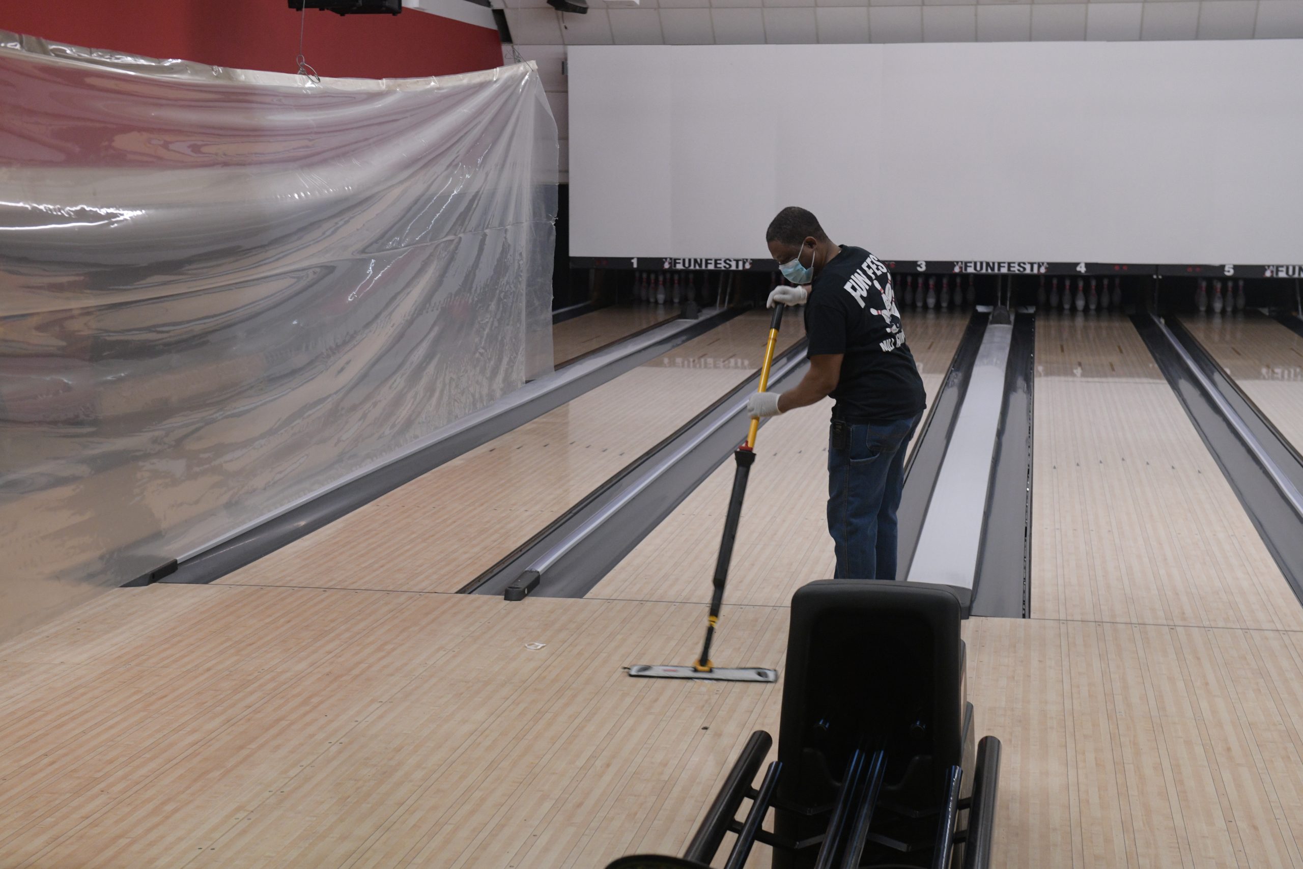 Bowling alleys spared continue closure, and NYC fans are rolling strikes again 3