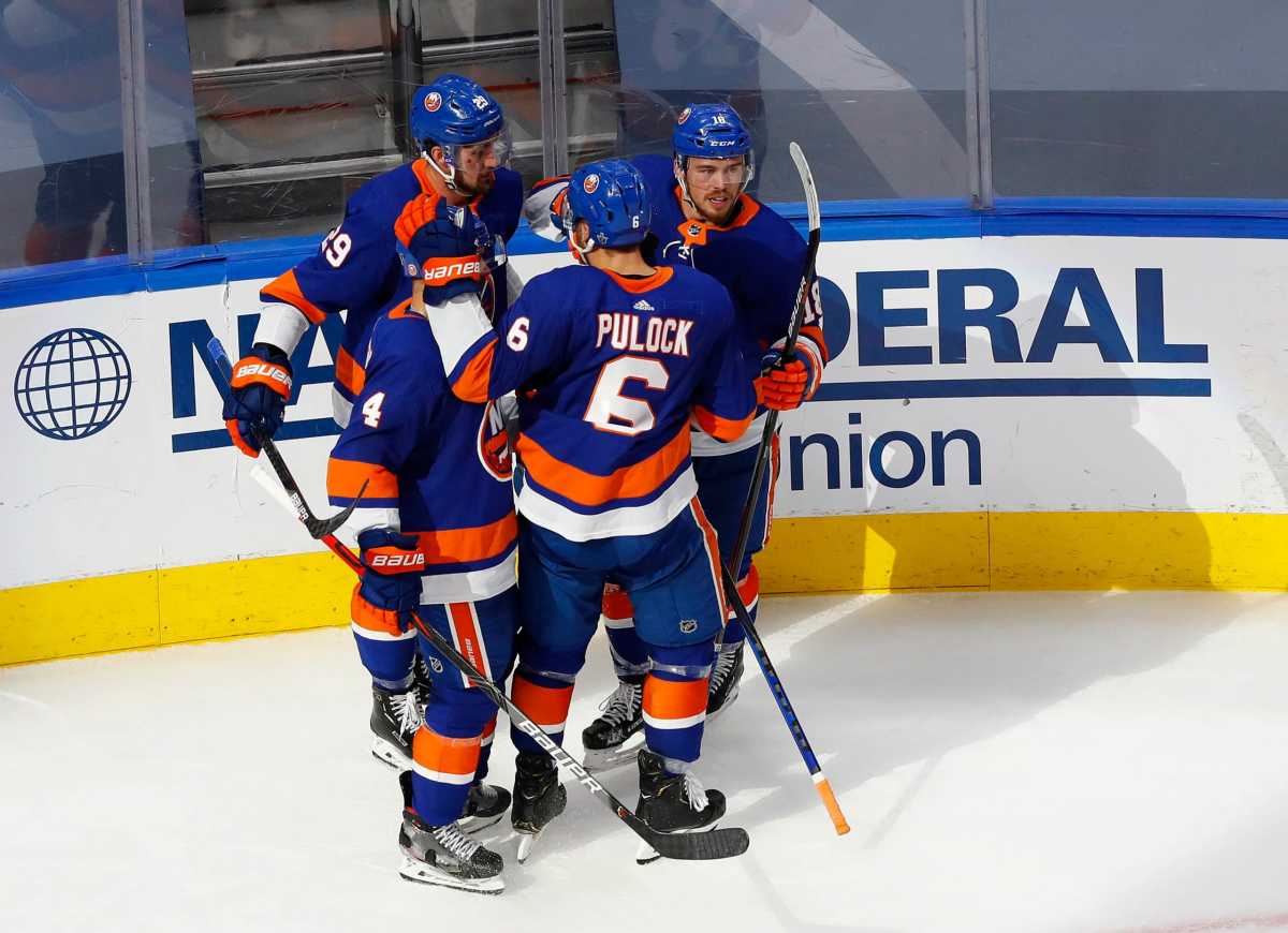 2020-09-12T020627Z_1255717928_NOCID_RTRMADP_3_NHL-STANLEY-CUP-PLAYOFFS-TAMPA-BAY-LIGHTNING-AT-NEW-YORK-ISLANDERS