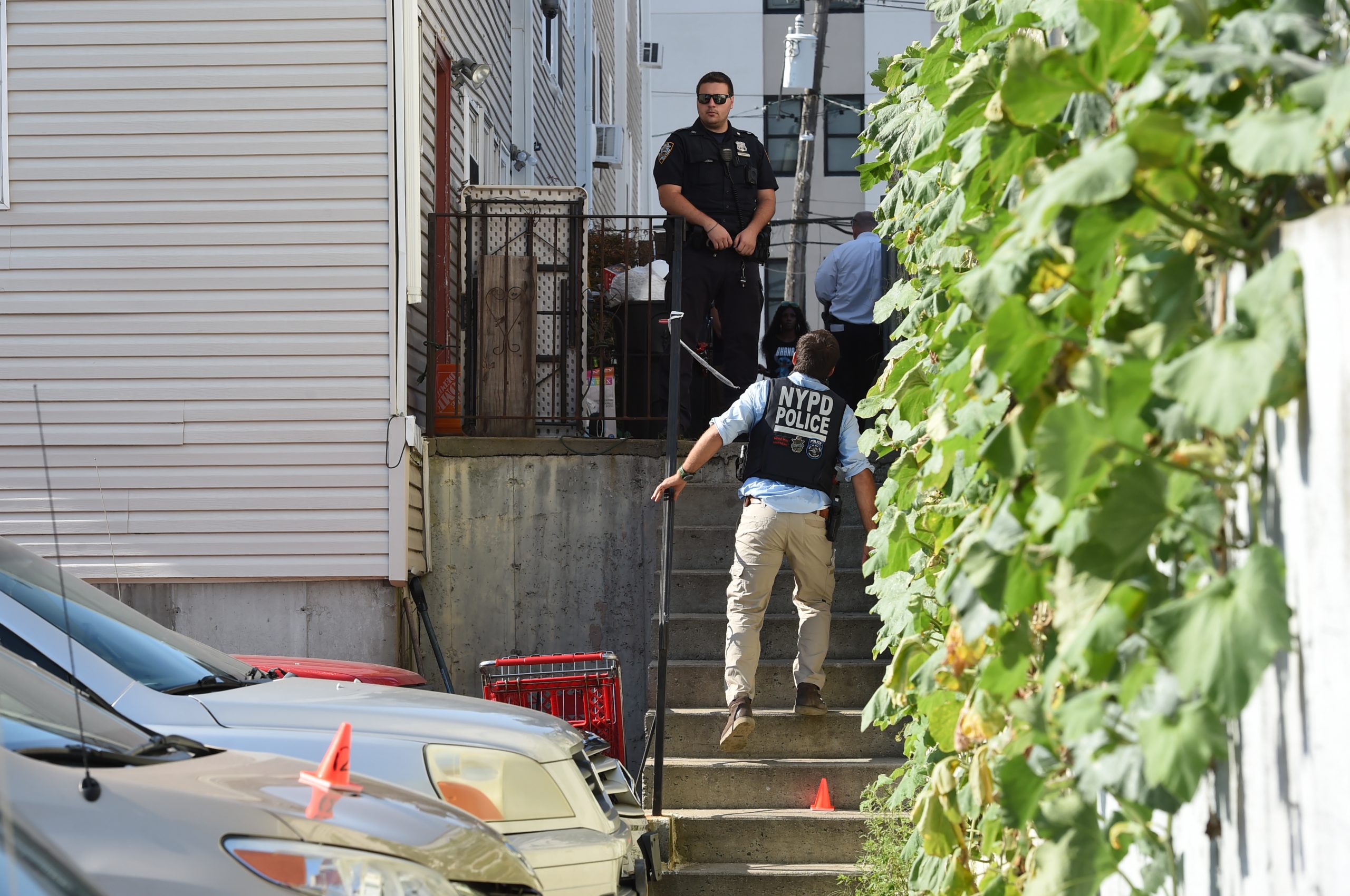 One dead, two wounded in Far Rockaway garden apartment parking lot shooting 2