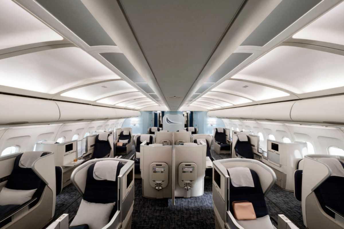 the-flight-attendant_95-1536×1024