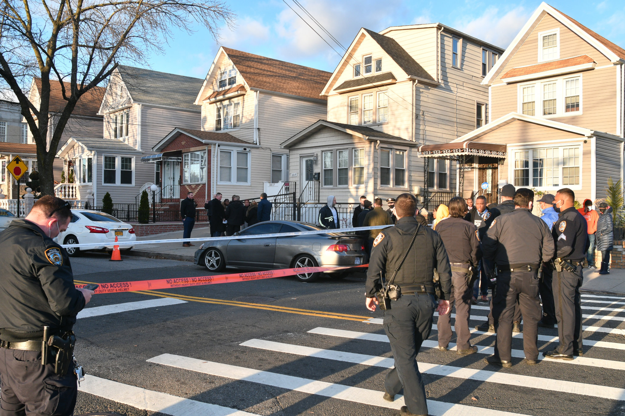 Cops looking for suspect who shot young man in the back on Queens