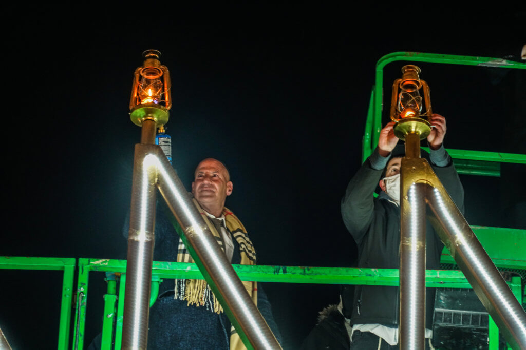 Celebrity guests light the world’s largest menorah on sixth night of Hanukkah in NYC 3