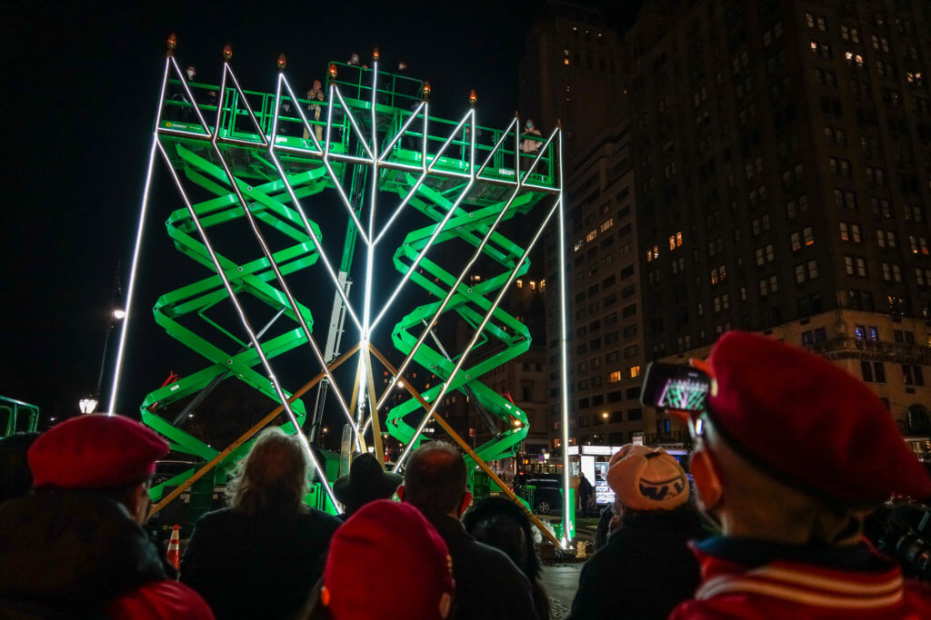 Celebrity guests light the world’s largest menorah on sixth night of Hanukkah in NYC 4