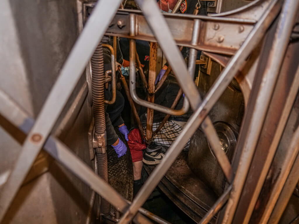 Man found unconscious between Uptown 6 train cars at City Hall station 2