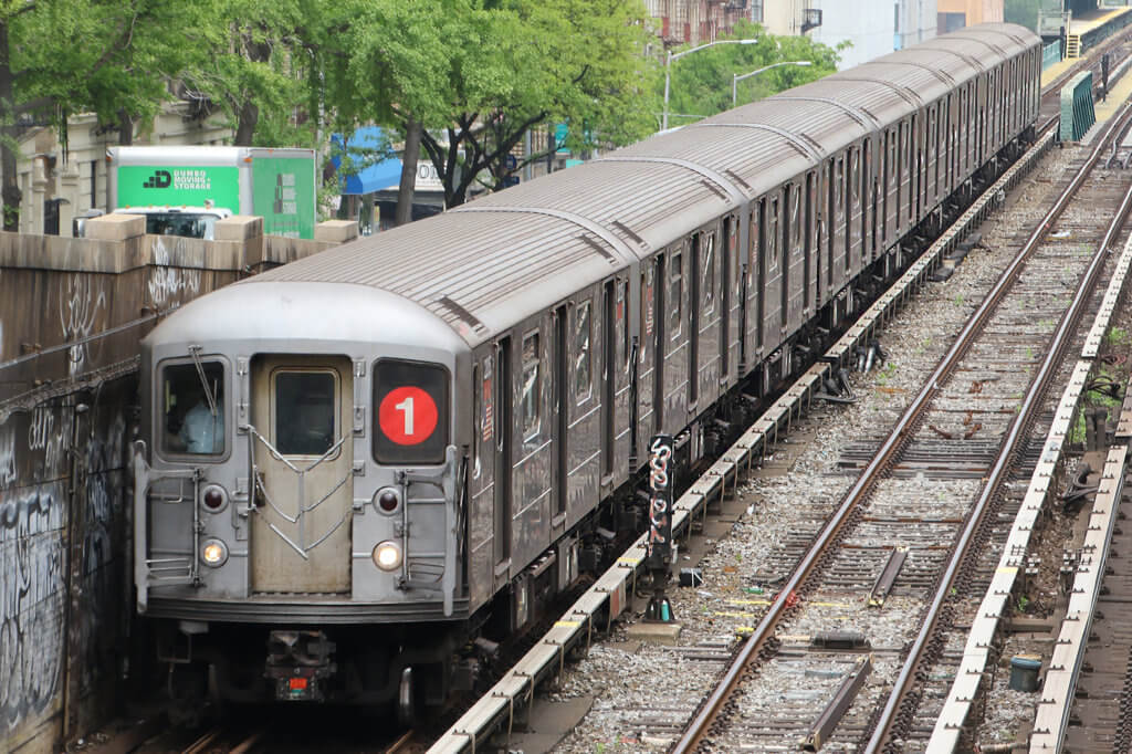MTA_NYC_Subway_1_train_leaving_125th_St