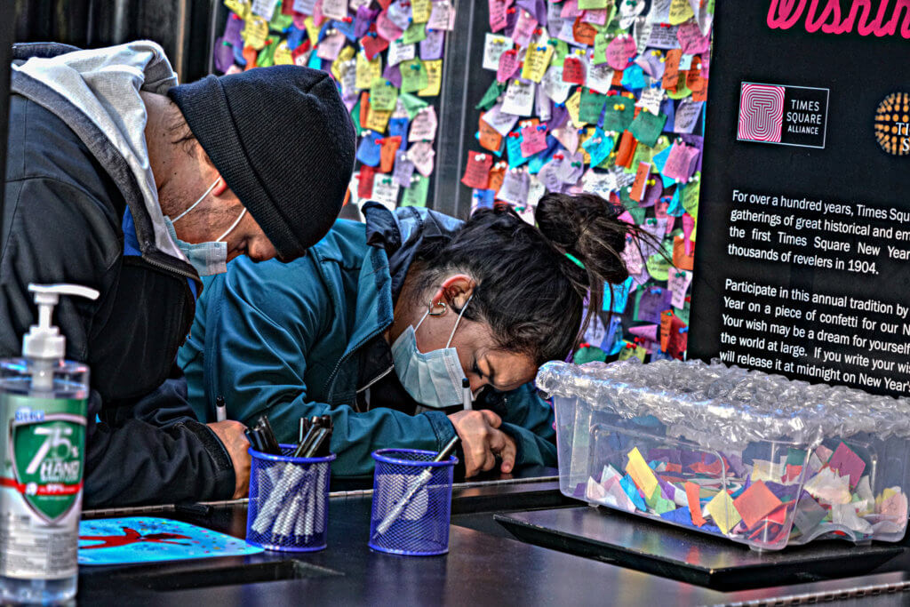 Wishing well in Times Square brings New Yorkers closer to the New Year 2