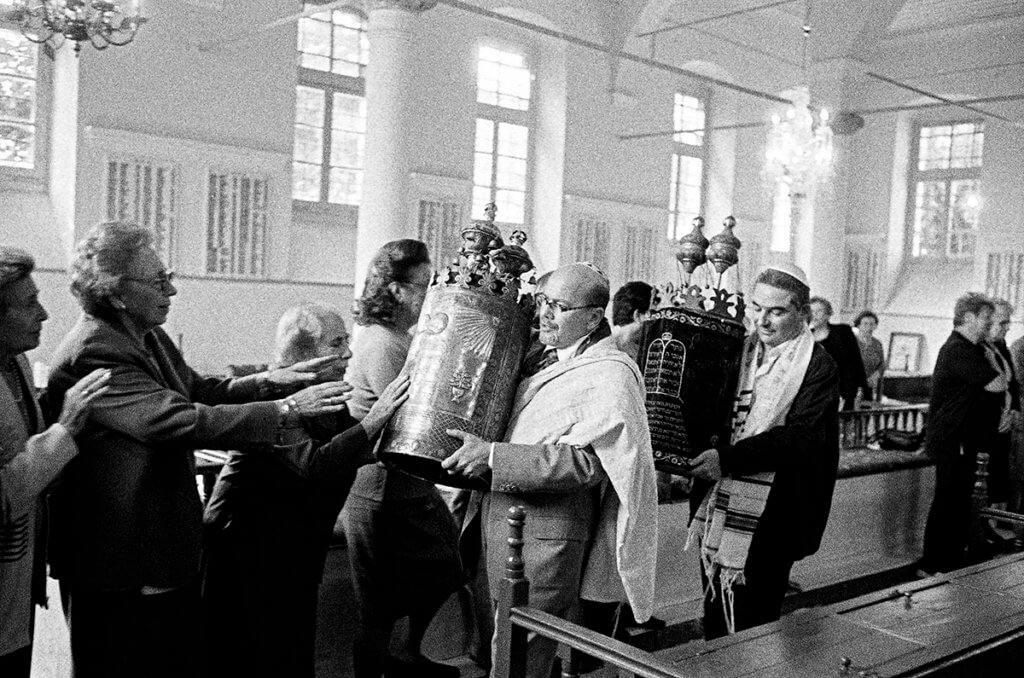 05-Vincent_Giordano_Ioannina_Synagogue_Torah_prosession_on_Rosh_Hashanah_1
