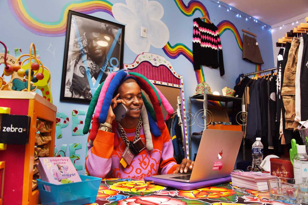 Paperboy Love Prince , multi tasking in the Love Gallery