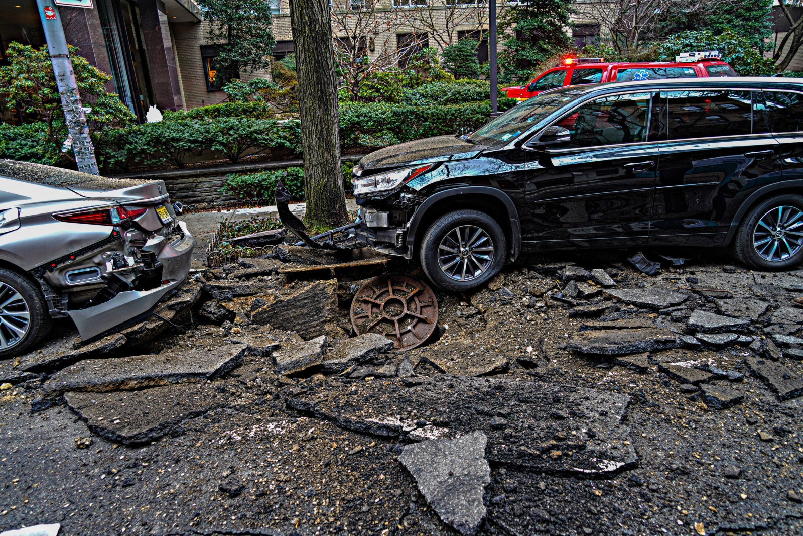 Midtown manhole explosion leaves firefighter, EMS, and Con Edison