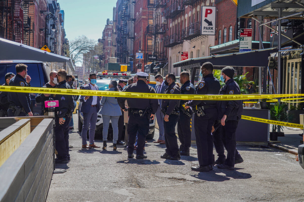 Cops swarm Lower East Side by land and air after man is shot in broad daylight 4