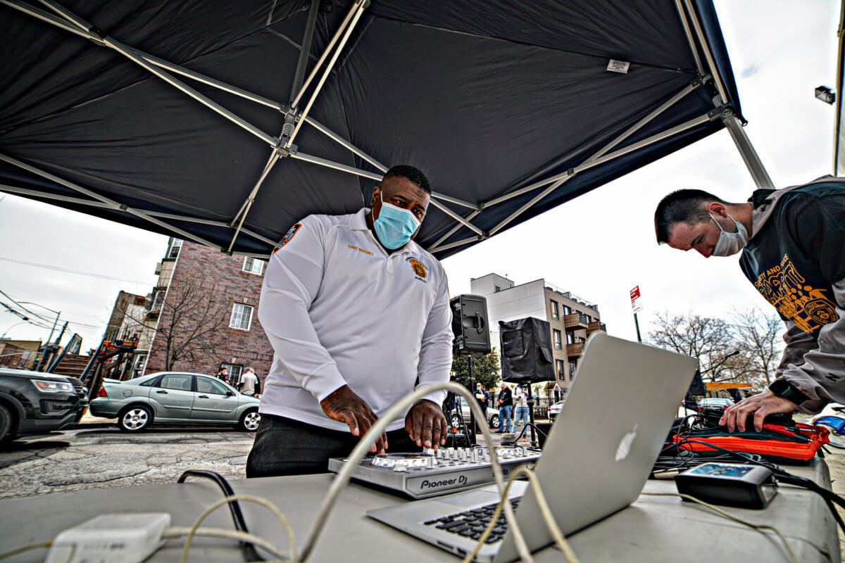 Cleanup time: NYPD, Shea head up big blitz in Brooklyn and beyond to wipe out graffiti 5