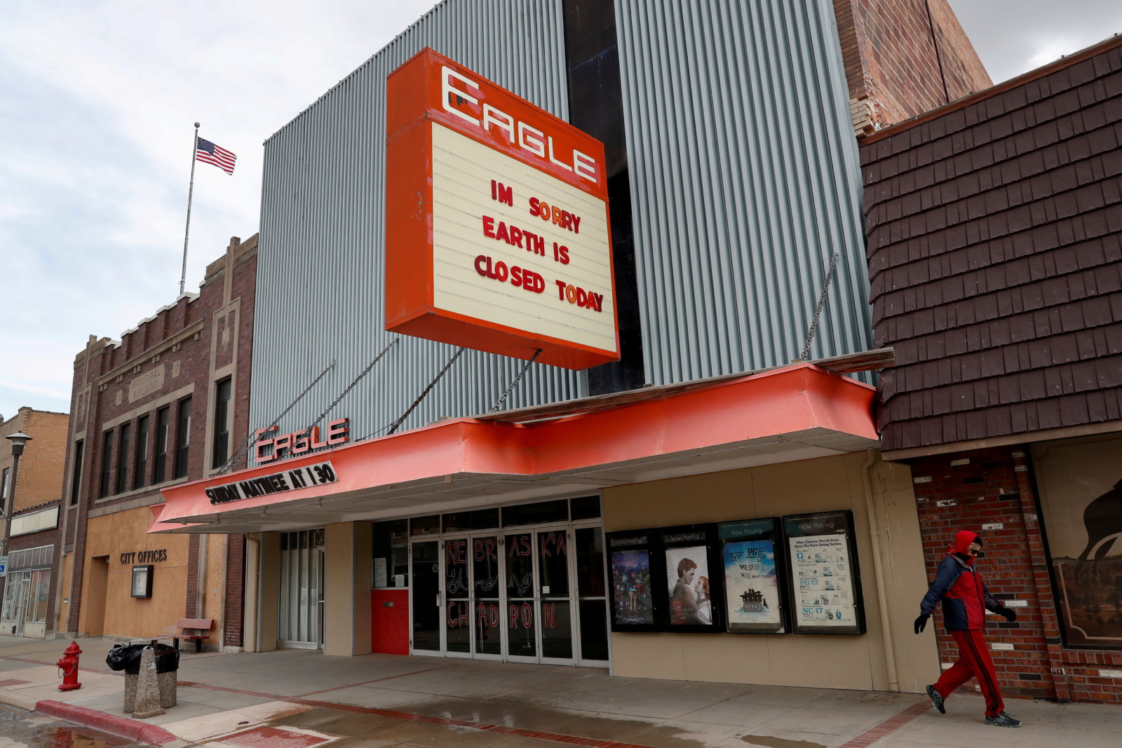 Beyond Oscars glitz, movie theaters face uncertain future amNewYork