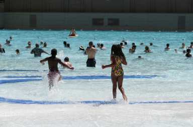 FILE PHOTO: Travelers flock to Las Vegas ahead of Memorial Day