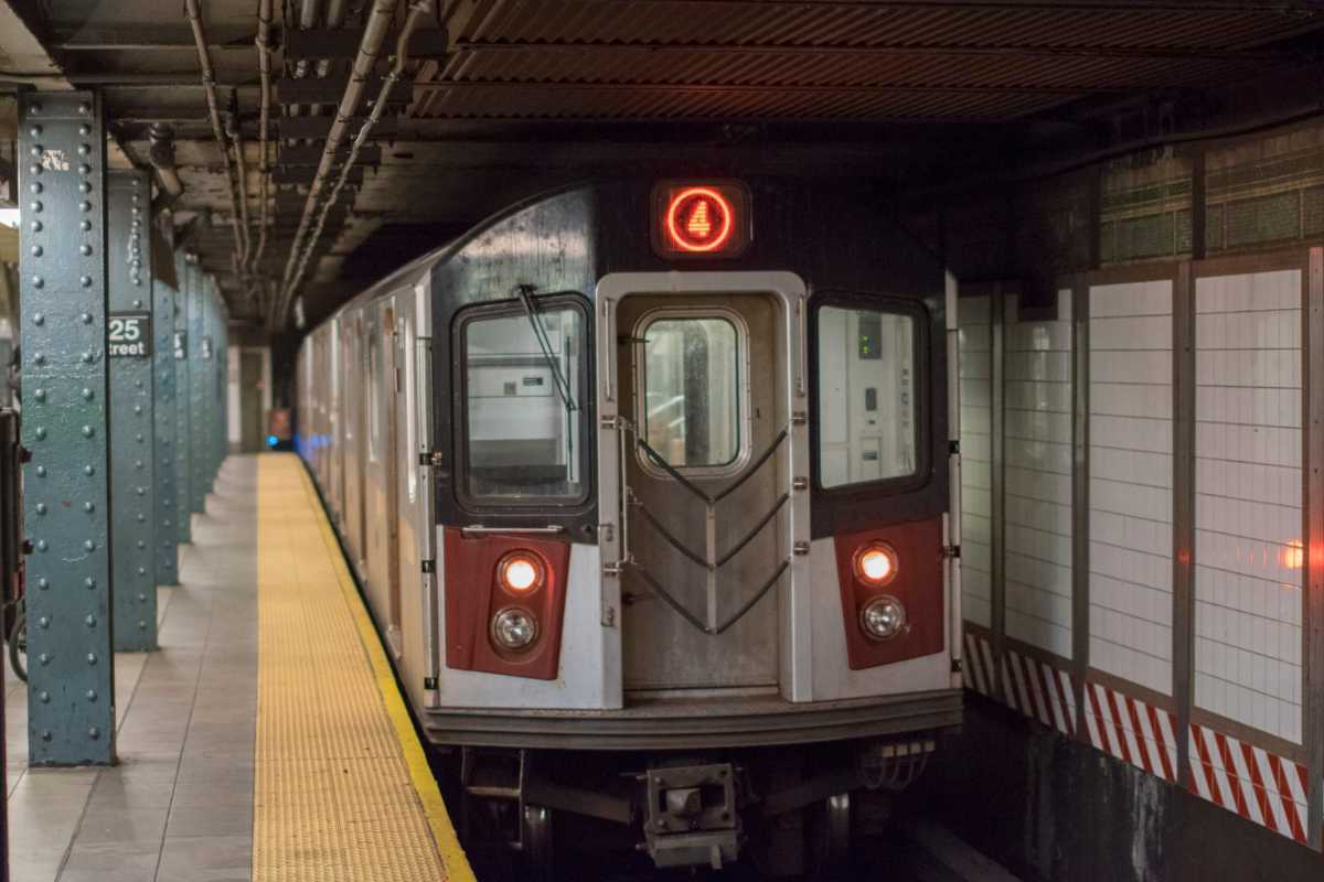 R142A 7676 Leaving 125th Street