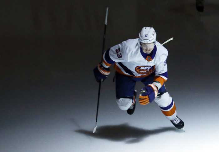 Casey Cizikas Islanders Bruins