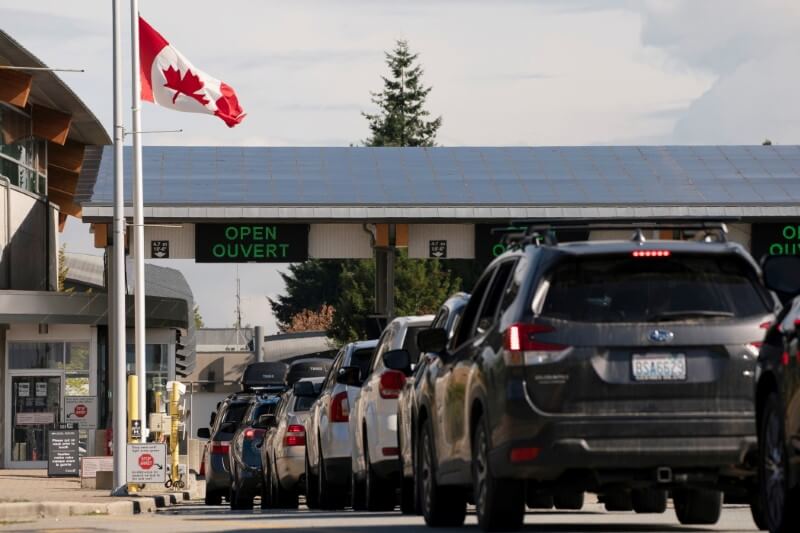 FILE PHOTO: Canadian border opens to vaccinated Americans
