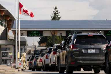 FILE PHOTO: Canadian border opens to vaccinated Americans