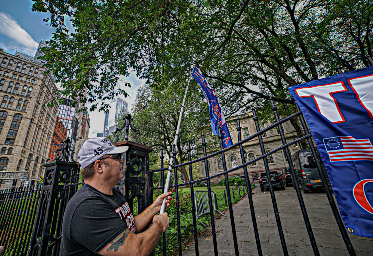 Trump-supporting anti-vaxxers rally against vaccine mandate at City Hall 5