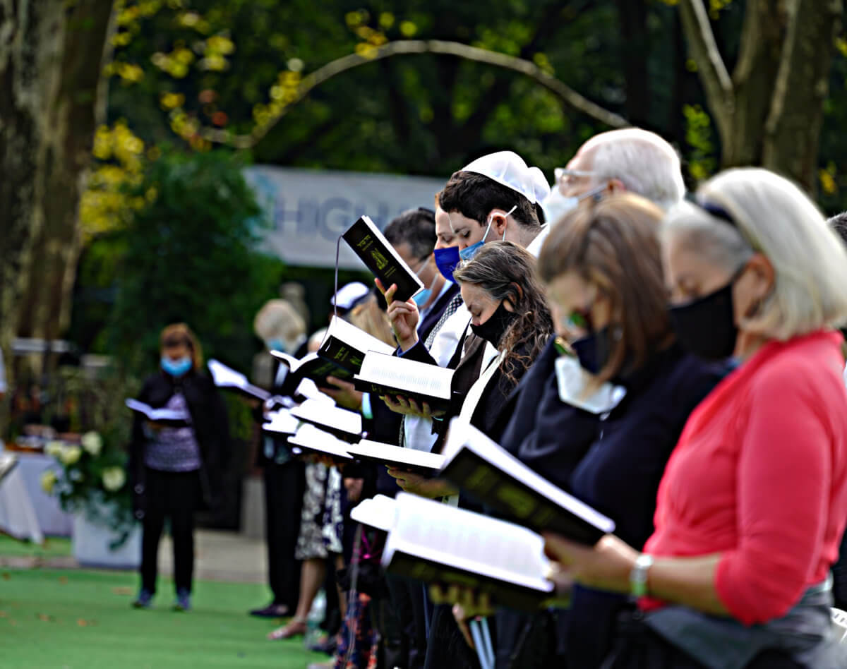 Jewish temple hosts first outdoor Yom Kippur service in Central Park 8