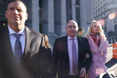 FILE PHOTO: Ukrainian-American businessman Lev Parnas and his his wife Svetlana Parnas leave the Manhattan Federal Court in the Manhattan borough of New York
