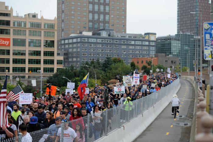 Thousands march across Brooklyn Bridge protesting vax mandate 12