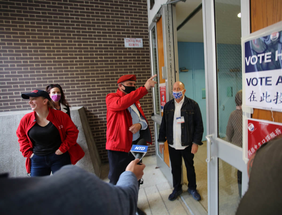 Curtis circus: Sliwa battles with poll site workers over cat, campaign jacket at Upper West Side poll site 13